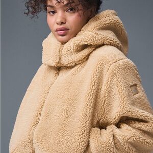 Alo Foxy Sherpa Jacket in BLACK, Size L